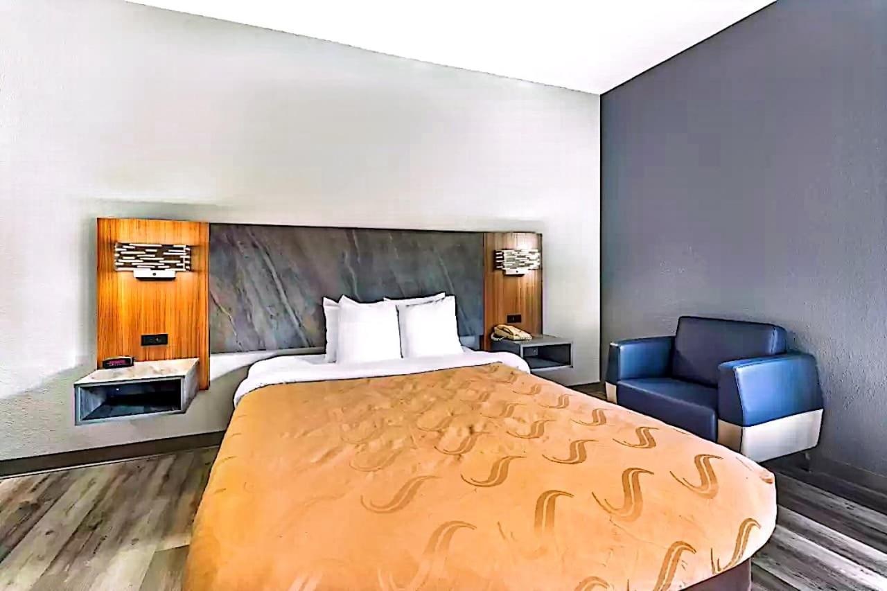 Quality Inn & Suites Manhattan Extérieur photo