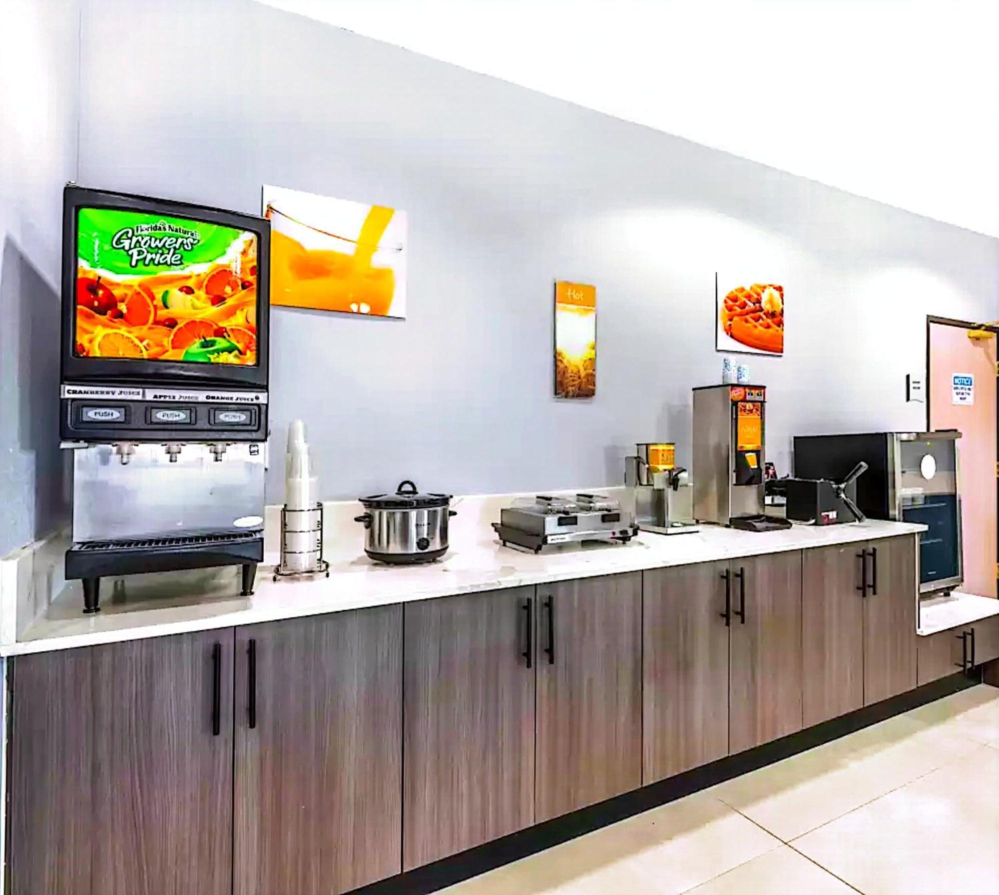 Quality Inn & Suites Manhattan Extérieur photo