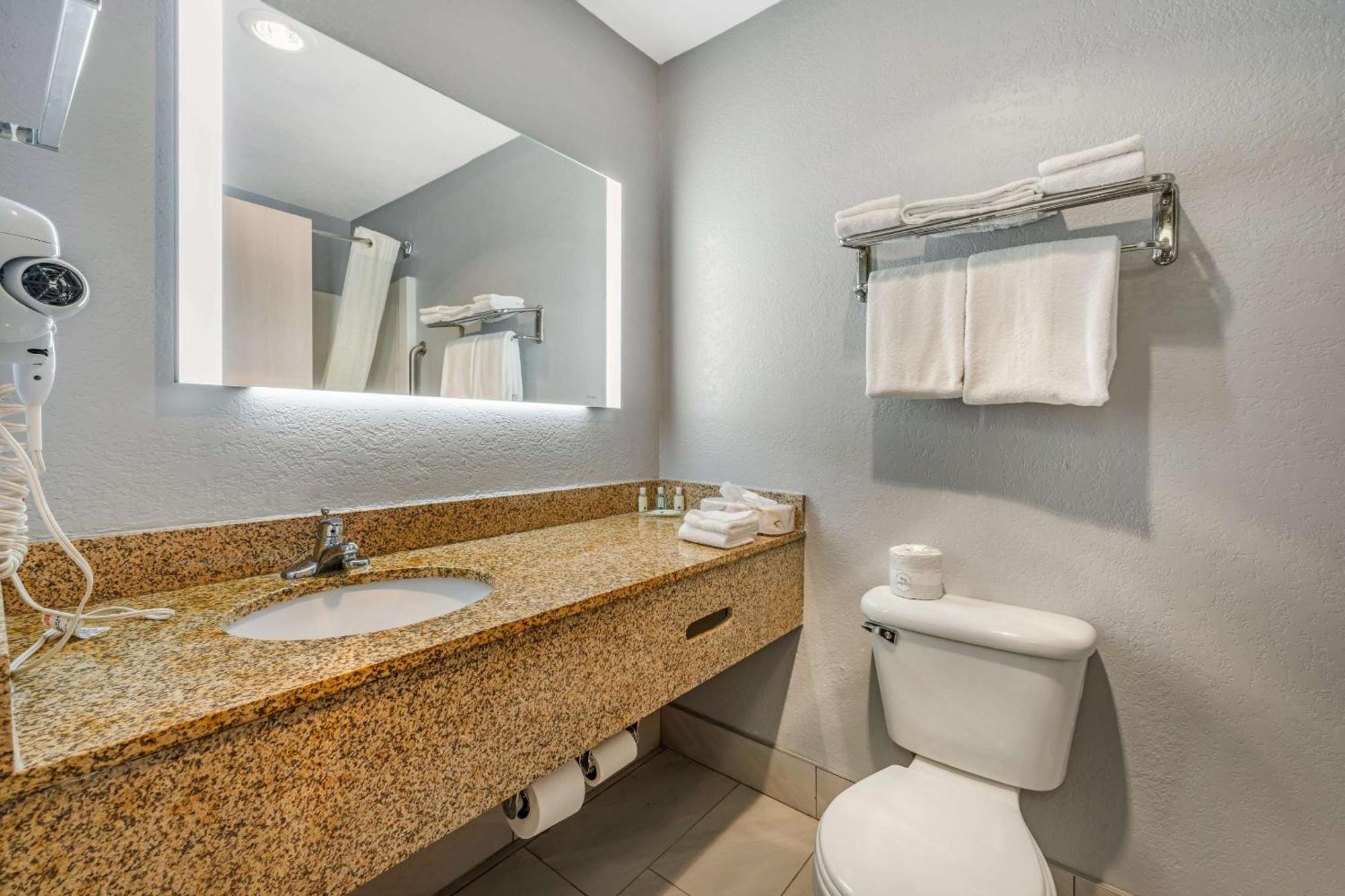 Quality Inn & Suites Manhattan Extérieur photo