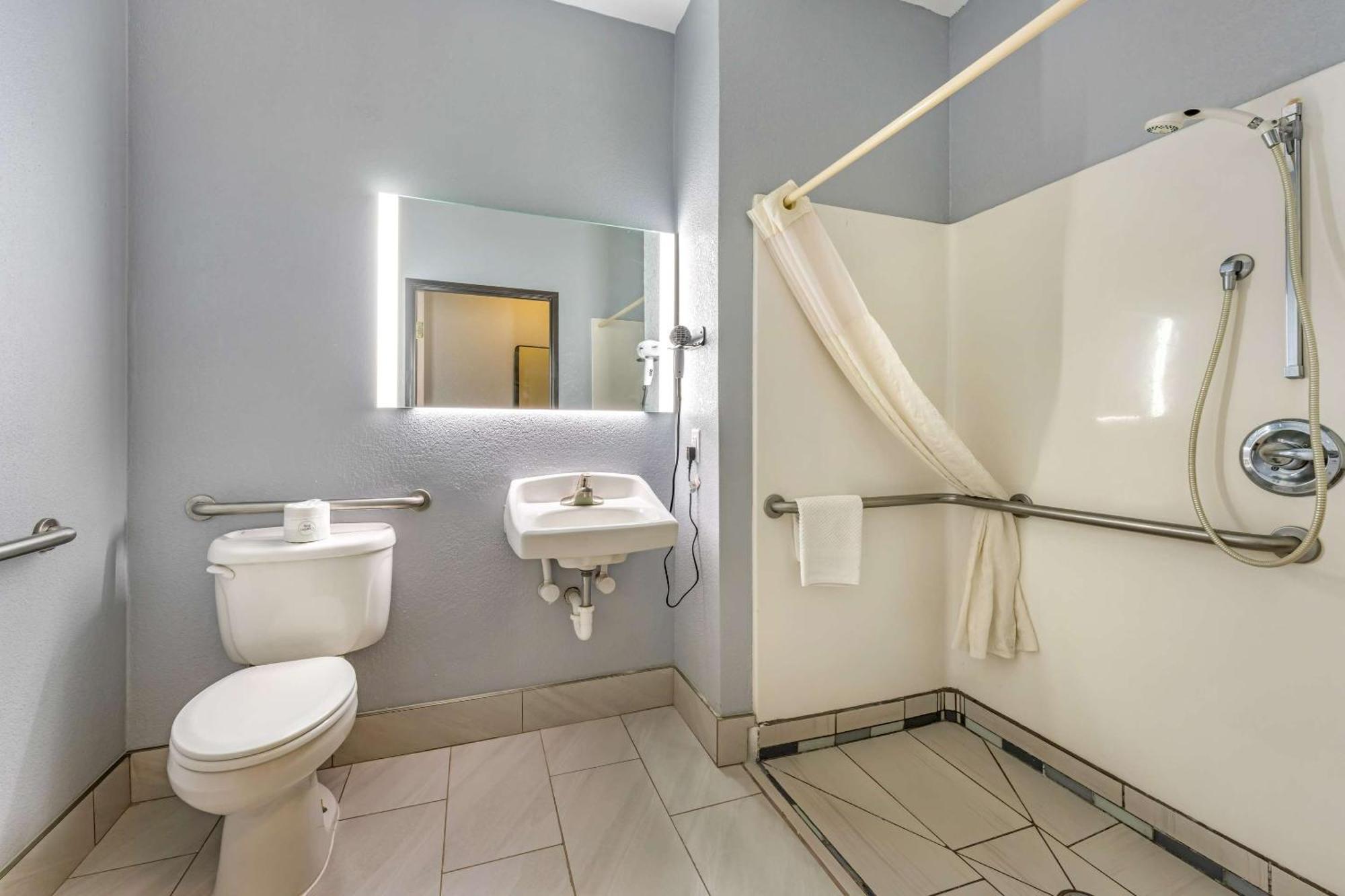 Quality Inn & Suites Manhattan Extérieur photo