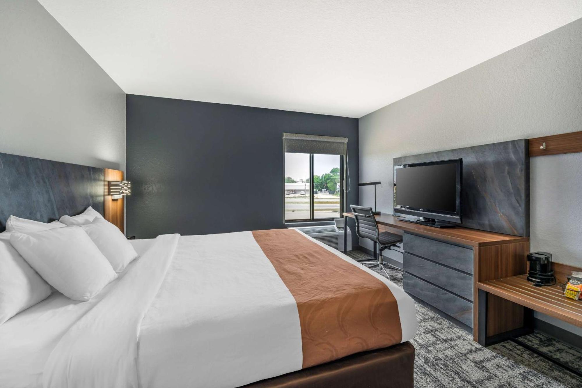 Quality Inn & Suites Manhattan Extérieur photo