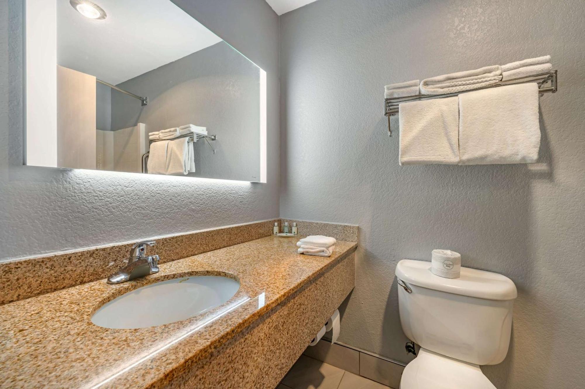 Quality Inn & Suites Manhattan Extérieur photo