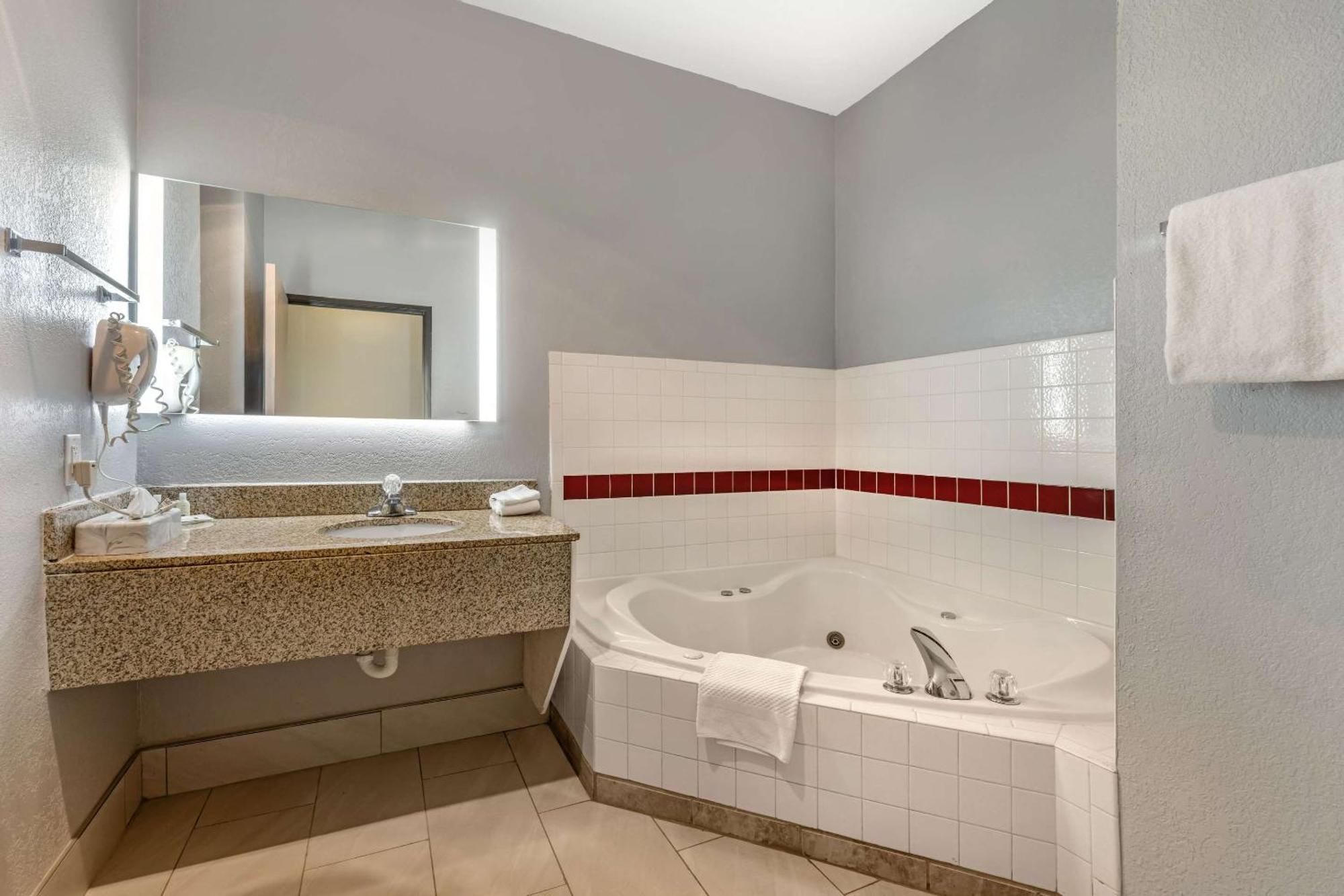 Quality Inn & Suites Manhattan Extérieur photo