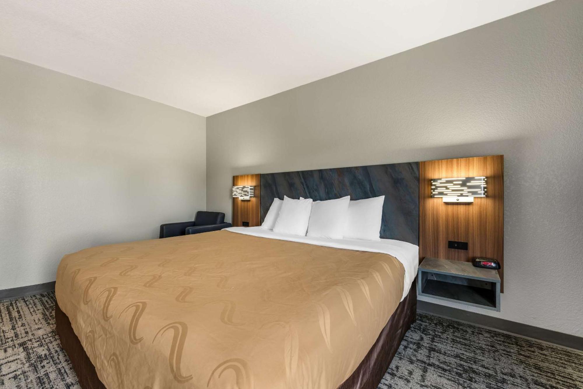 Quality Inn & Suites Manhattan Extérieur photo